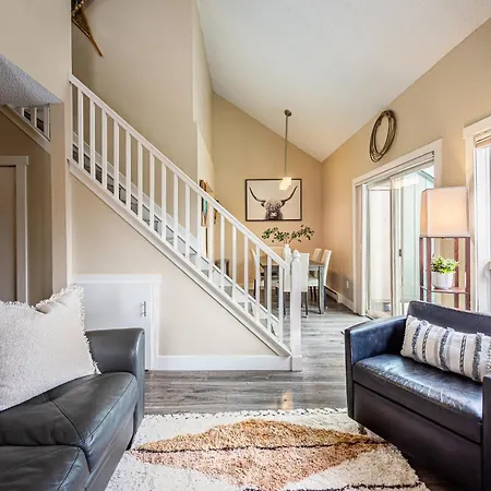 New Riverfront Mountain Modern 4 Bed With King